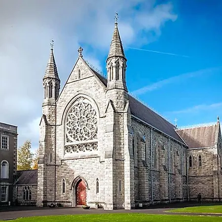 Dcu Hallows Apartment *